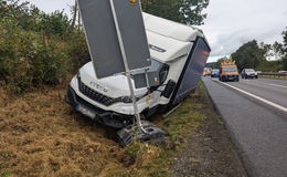 Kleintransporter fährt in Böschung - Ein Fahrstreifen gesperrt