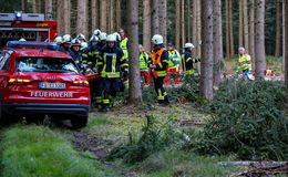 Retter eilen zur Hilfe: Mann wird nach Forstunfall behandelt