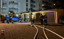 Dachlatte einer Garage glomm - Feuerwehr verhindert Schlimmeres