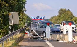 Stau bis Kaiserwiesen: Autofahrer fährt auf B27 vor Löschenrod in Warnbaken