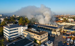 Feuerwehren im Großeinsatz: Lagerhalle mit Sperrmüll in Brand geraten