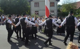 Eine stolze Truppe: 18 Pärchen tanzen um den Kirmesbaum