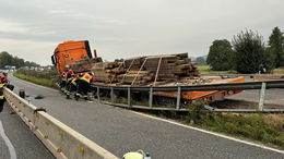 Crash auf der A66: Lkw in Mittelschutzplanke gekracht