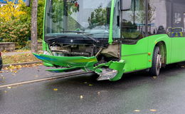 Bus und Pkw kollidieren im Kreuzungsbereich miteinander