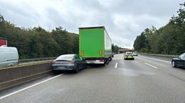 Mercedes EQE fährt auf Lkw auf - 24-Jährige hat Schutzengel an Bord