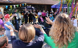 Brüder-Grimm-Schule feiert unter strahlendem Himmel mit viel Musik