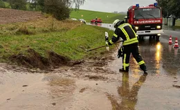 Einsatz für die Feuerwehr: Zeitweise Vollsperrung nach Erdrutsch