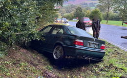 BMW überschlägt sich und landet bei Döllbach im Straßengraben