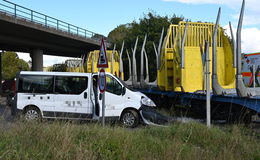 Unfall am unbeschrankten Bahnübergang: Kleinbus kollidiert mit Zug