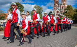 Jubiläums-Kirmes bringt 14 Pärchen rund ums Ploatz-Paar