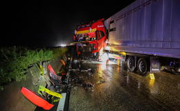 Unfall auf der A7: Lkw kracht bei nasser Fahrbahn in die Betonwand