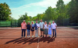 Vize-Landrat überbringt Förderbescheid für neue Tennisplätze