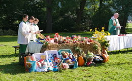 Erntedank-Gottesdienst der Katholiken am Schloss Eichhof zum Thema Frieden