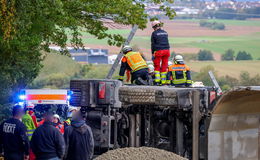 Unfall beim Abladen von Schotter - Fahrer bleibt unverletzt