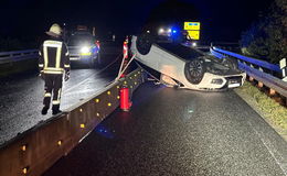 Auto überschlägt sich und kommt im Baustellenbereich zum Stehen