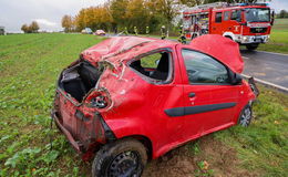 Auto gerät von der Fahrbahn ab, überschlägt sich und landet auf einem Feld