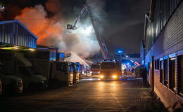 Zwei Lagerhallen eingestürzt: Feuerwehr löscht mit Spezialfahrzeugen