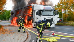 Auf der Bardostraße: Lkw geht in Flammen auf - 100.000 Euro Schaden