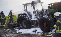 Nahe dem Stadtteil Eichhof: Traktor auf einem Feld in Brand geraten