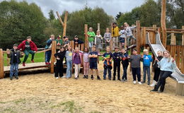 Grundschulkinder übernehmen Patenschaft für neuen Spielplatz