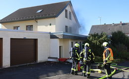 Zwei Personen erleiden Rauchvergiftung bei Wohnungsbrand