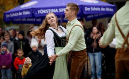 Kirmes in Magdlos begeistert mit Tanz um den Kirmesbaum