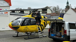 Spektakulärer Einsatz: Christoph 28 schreddert Werbeschild - Niemand verletzt