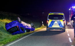 Mysteriöser Unfall auf Landstraße wirft viele Fragen auf - Pkw überschlägt sich