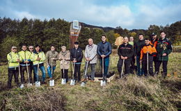 Krenzer Paletten stiftet und pflanzt 100 Eichen in der Rhön