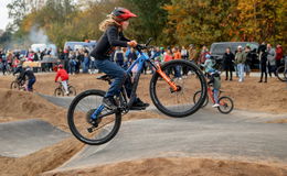 Hier geht es jetzt rund: Professionelle Pumptrack-Anlage eröffnet