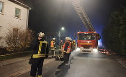 Nächtlicher Feuerwehreinsatz: Ein Bewohner aus verrauchter Wohnung gerettet