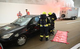 Pkw geht in Tunnel in Flammen auf: Acht Personen verletzt