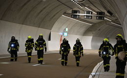 Großeinsatz für die Feuerwehr: Pkw-Brand in Tunnel