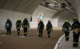 Großeinsatz für die Feuerwehr: Pkw-Brand in Tunnel