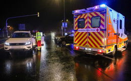 Zwei Pkw im Kreuzungsbereich kollidiert - Beide Fahrer leicht verletzt