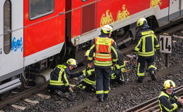 Zug kollidiert mit Wärmeanhänger - Mann stirbt nach medizinischem Notfall