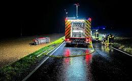 Pkw kommt von Landstraße ab, überschlägt sich und landet auf Feld