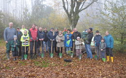 "Zeltlager Eckmannshain" setzt 150 Wildkirschen, Bergahoren und Winterlinden