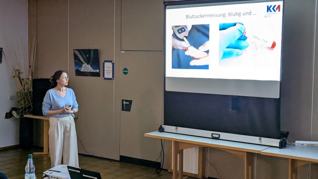 Oberärztin Maria Sandu stellt Blutzuckermessung mit neuartigen Systemen vor