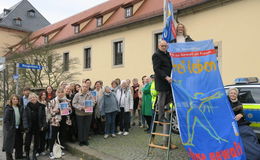 Fahnenhiss-Aktion am Stadtschloss: Zeichen gegen Gewalt an Frauen