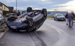 Porsche liegt auf dem Dach: Kollision am Morgen in der Niederkalbacher Straße