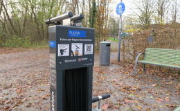 Zwei Fahrrad-Reparaturstationen in der Fulda-Aue