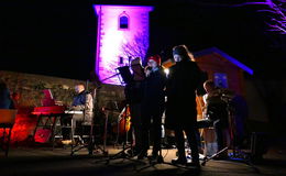 Gottesdienst mit 200 Besuchern am Schulhof in Großentaft