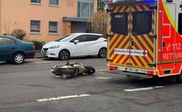 Kollision zwischen Auto und Roller in der Mierendorffstraße: Zwei Verletzte