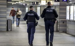 Zwei Jugendliche prügeln sich erst im Regionalexpress, dann im Bahnhof