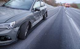 Crash auf glatter L3206: Zwei Autos beteiligt, 22-Jährige leicht verletzt