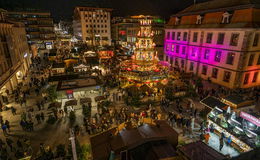 Regenschirm am Weihnachtsmarkt: Schneeparadies lässt weiter auf sich warten