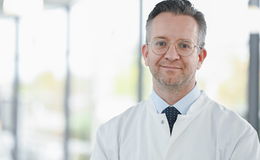 Prof. Dr. med. Sebastian Schraven ist Direktor der HNO-Klinik  