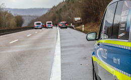 A7: Wohnwagen kracht in Golf, löst sich und bleibt auf der linken Spur stehen