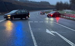 Unfall auf der B458 zwischen Dipperz und Friesenhausen - zwei Pkw beteiligt